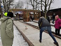Ein Teilnehmer schießt den Eisstock auf die Bahn.